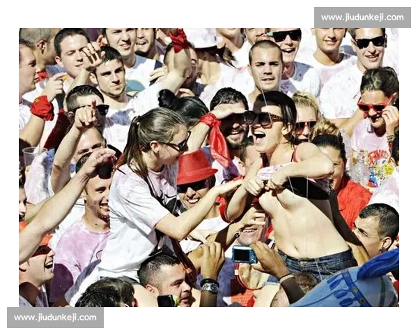 盐城奥体助威声浪掀翻穹顶 女球迷激情呐喊到腿抽筋